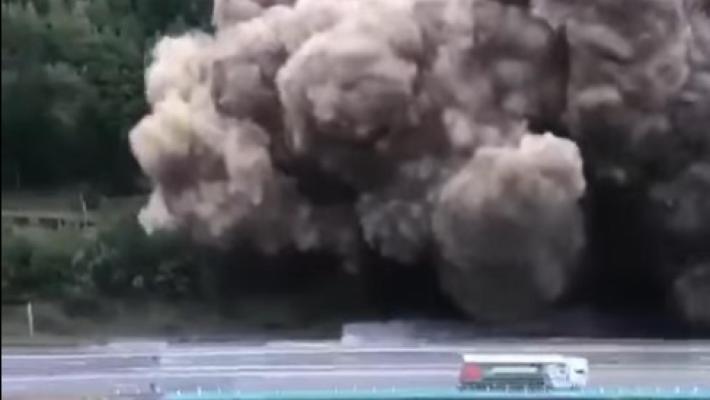 La montagna travolge la strada: l'impressionante video della frana in Savoia 