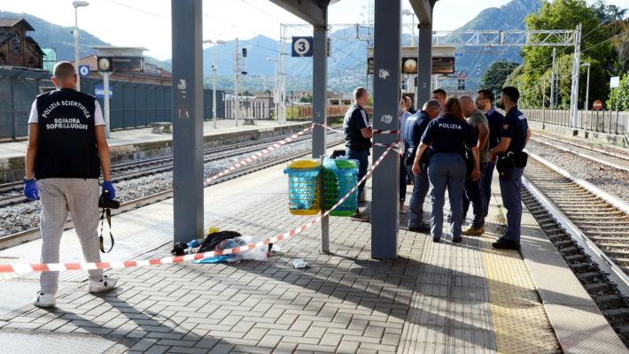  Ucciso a coltellate a 23 anni davanti alla madre a Lecco: si cercano due uomini 
