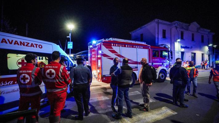 Un treno regionale investe e uccide 5 operai nel Torinese 