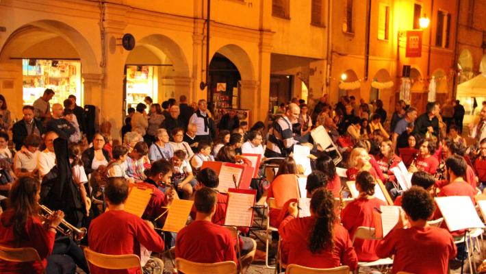 Busseto, questa sera torna la Notte Bianca: cena sotto i portici e musica 