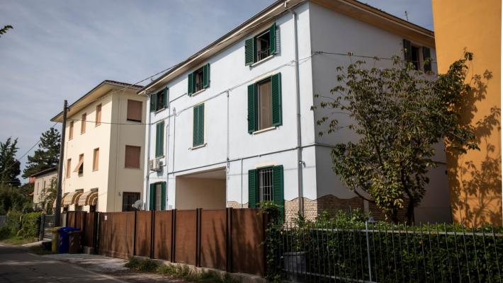 Incendio nella notte in via Naviglia: distrutto un appartamento