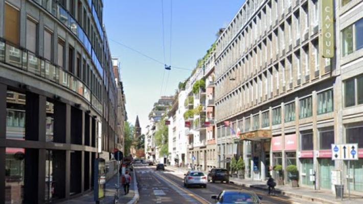 Incidente in serata in centro a Milano: 26enne investita da una moto in gravissime condizioni