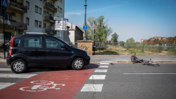 Ponte Caprazucca, un ciclista investito da un'auto