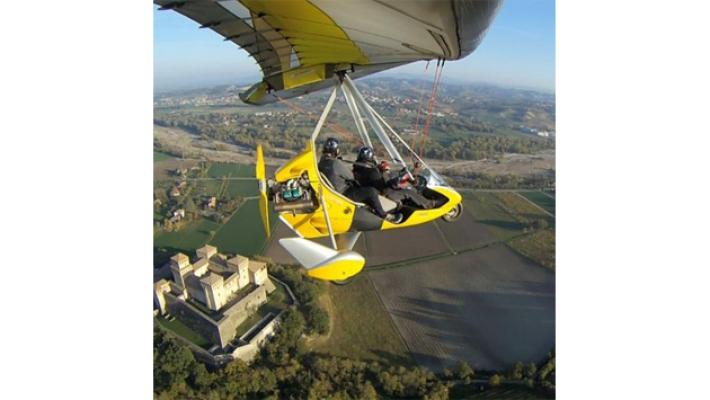 Deltaplano che si è schiantato in un campo di Basilicanova