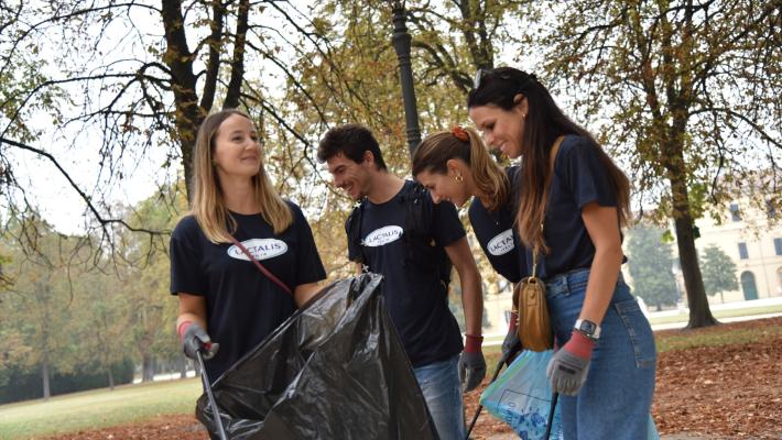 I dipendenti di Lactalis puliscono il Parco Ducale per il "World Cleanup Day"
