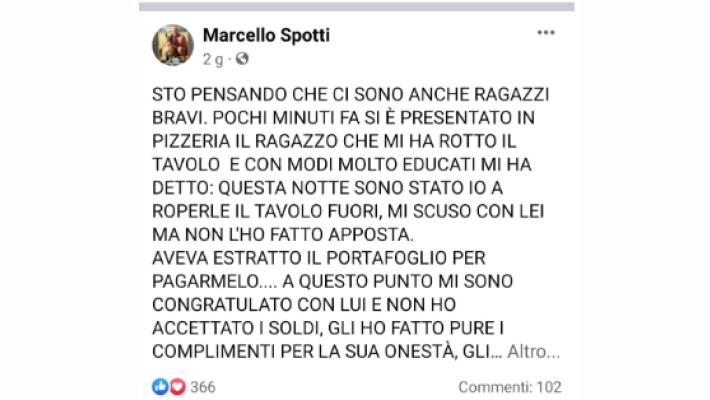 Rompe un tavolo, poi torna a scusarsi Il pizzaiolo: «Bravo»