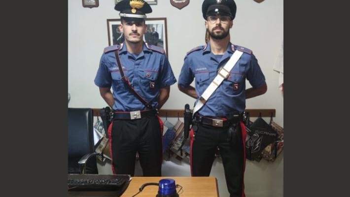 Girava in auto con al seguito un lampeggiante di colore blu: denunciato