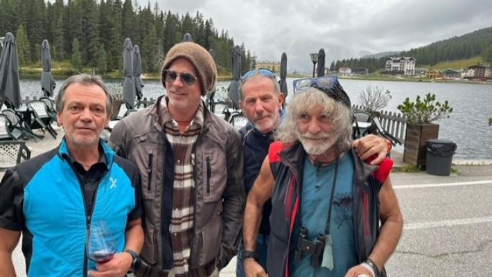 Brad Pitt incontra sulle Dolomiti Mauro Corona: lo scrittore posta una foto con l’attore al lago di Misurina 