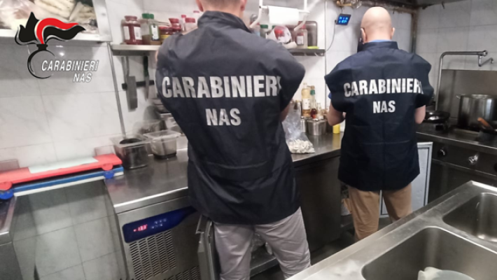 Alimenti scaduti e condizioni igieniche precarie. sanzionato un ristorante a Reggio Emilia