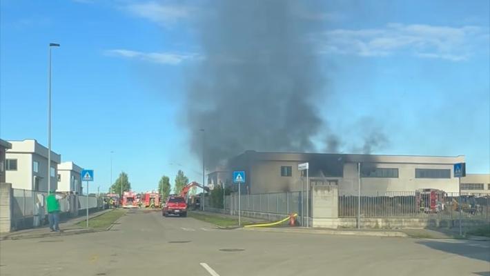 Fiamme in un capannone a Corcagnano. vigili del fuoco al lavoro
