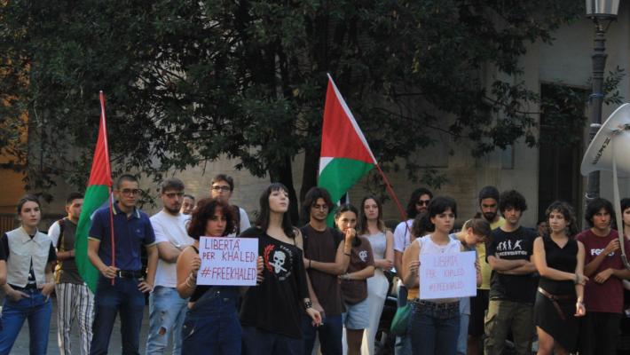 Studenti universitari in piazza per la liberazione di Khaled El Qaisi