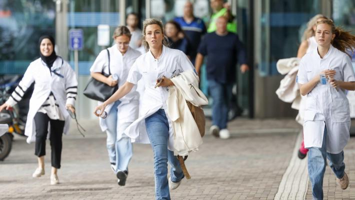 Sparatoria a Rotterdam, la polizia: "Anche la ragazzina è morta: le vittime sono tre". Fermato un uomo in tenuta da combattimento. Un medico italiano: "Abbiamo avuto tanta paura"