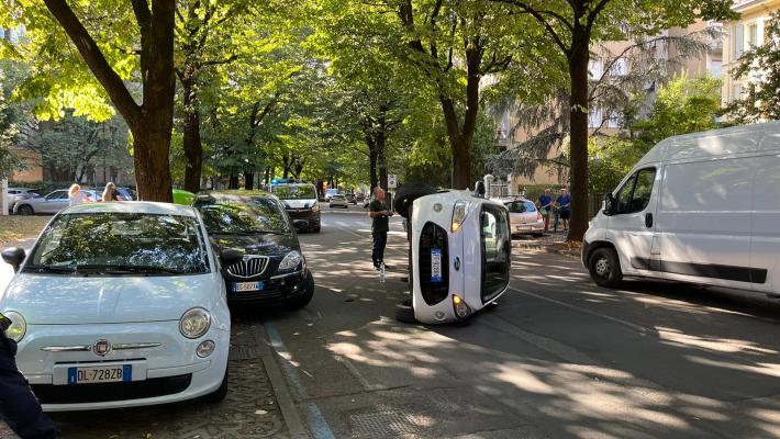  Viale Duca Alessandro: auto ribaltata  dopo avere urtato una vettura in sosta: nessun ferito ma code lungo la strada
