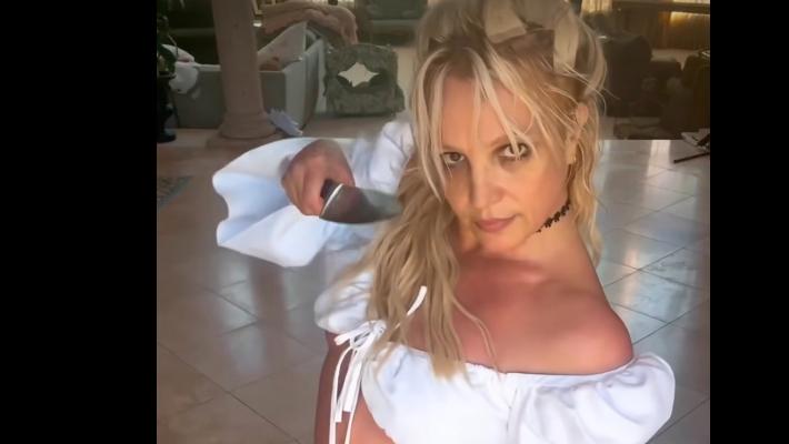Britney Spears balla coi coltelli, un vicino chiama le autorità 