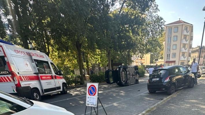 Salsomaggiore, auto si ribalta in via Baistrocchi. Il guidatore al Pronto soccorso di Vaio