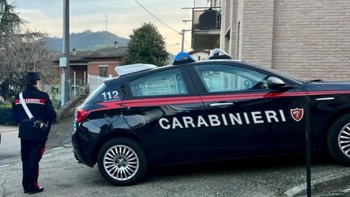 L’amico non lo invita in piscina e lui lo minaccia con coltello: arrestato dai carabinieri 