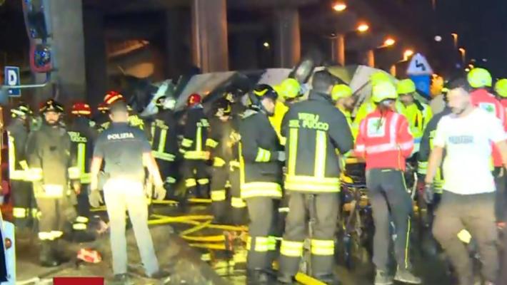 Autobus precipita da una via sopraelevata a Mestre e prende fuoco. Ci sono 21 morti. Zaia: "Tra le vittime minori  (due bambini) e turisti stranieri"