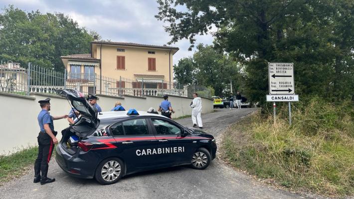Bardi: spara alla moglie e poi punta l'arma contro di sé - In aggiornamento