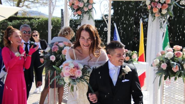 Lei diventa un uomo, lui una donna, si sposano a Recanati