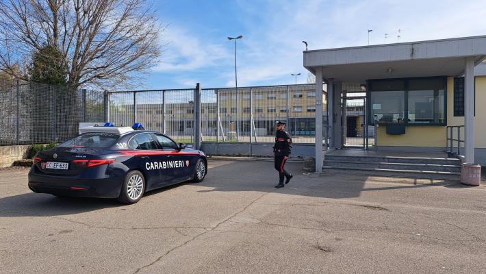 Fingeva di vendere frutta a prezzi stracciati ma raggirava i clienti: arrestato 31enne nel Reggiano con condanne in tutto il Nord