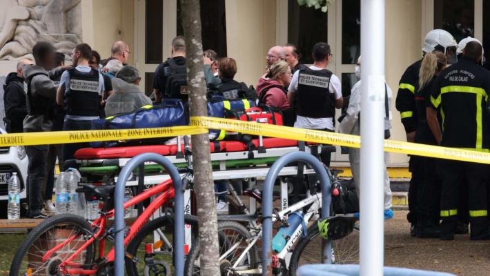 Attentato in un liceo in Francia: grida "Allah Akbar" e uccide un insegnante. Due feriti