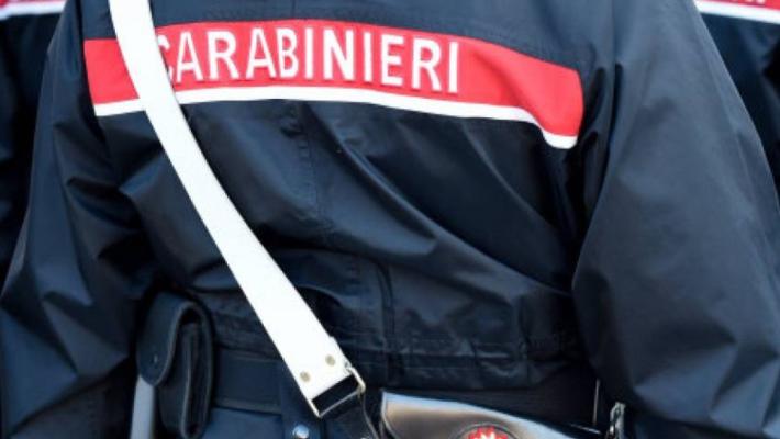 Padre di noto trapper picchia la moglie, arrestato