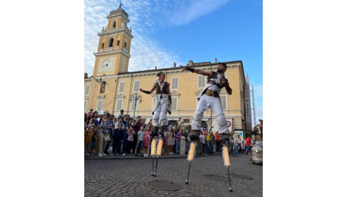 Acrobati all'opera: il centro  diventa circo