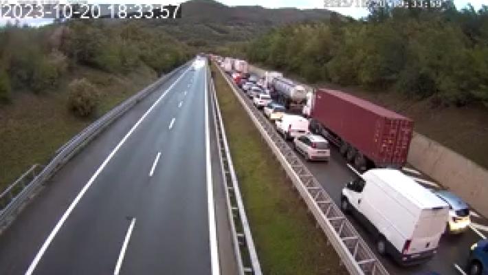 A15, incidente tra due auto e un camion: tre feriti, gravissima una donna. Autostrada chiusa fra Berceto e Borgotaro in entrambe le direzioni 