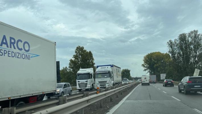 Tangenziale,  scontro tra un 'auto e un camion: traffico bloccato