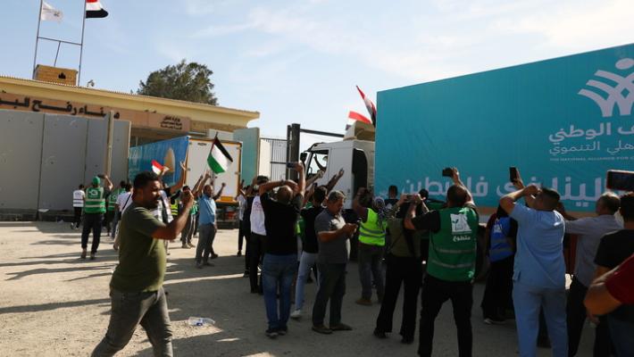 Riaperto il valico di Rafah: passano i primi camion di aiuti umanitari