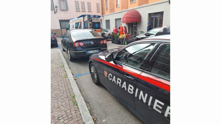 Accoltellata alla gola a Fidenza in pieno centro: donna gravissima trasportata al Maggiore