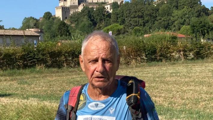 A 90 anni percorre 2.200 km a piedi in giro per l'Italia