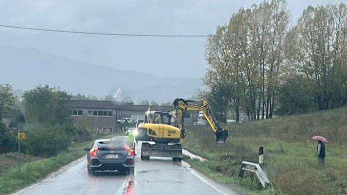 Maltempo, pioggia incessante, esondazioni a Compiano, vigili del fuoco al lavoro