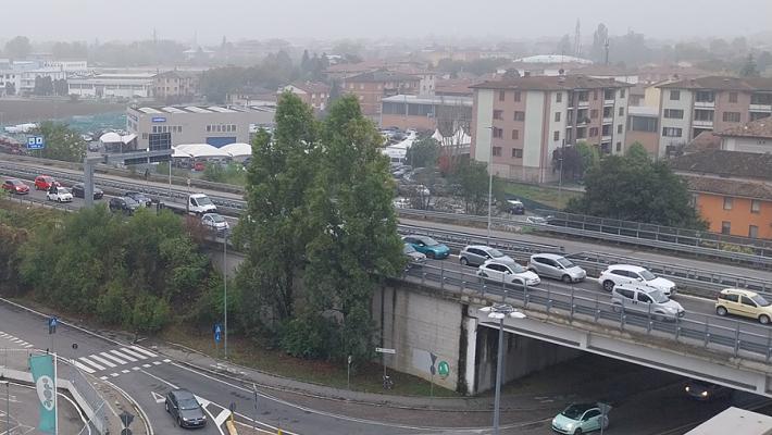 Furgone si ribalta in tangenziale nord: code e rallentamenti