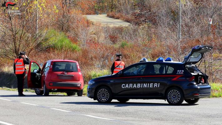 Deruba sulle auto in sosta: denunciato 19enne