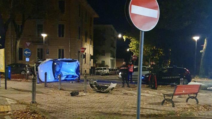 Viale Vittoria, auto si ribalta nella notte: un ferito