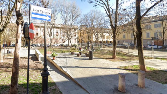 Il castello giochi come letto improvvisato: spintona e offende gli agenti di polizia locale. Denunciato un homeless