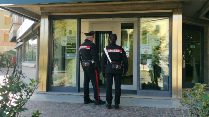 Ripreso dalle telecamere mentre imbratta la sede Cgil e la banca