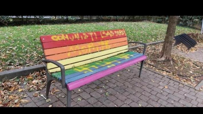 Svastiche e scritte su panchina 'arcobaleno' nel Reggiano
