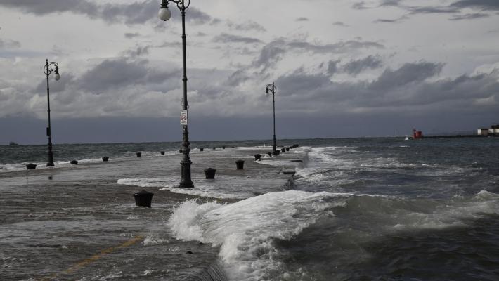 Spaventose mareggiate e vento fino 100 km/h su litorale Massa Carrara 