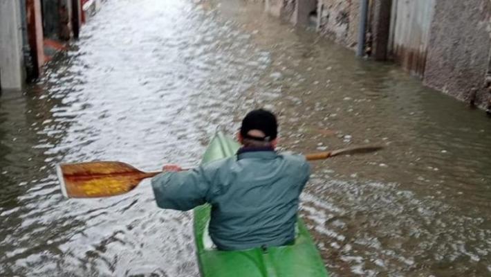 Mareggiata nel Levante ligure, in kayak fino a casa alla Spezia
