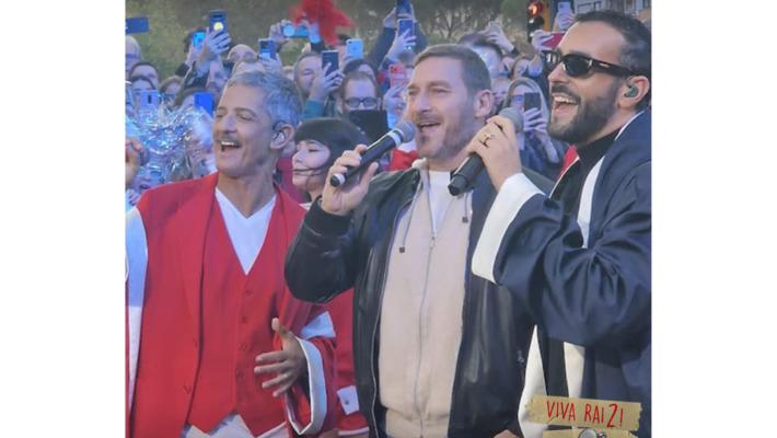 Totti, Amadeus e Mengoni all'alba con Fiorello