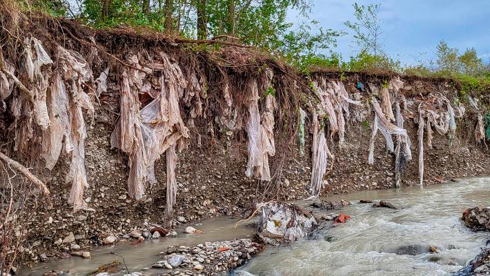 Il Baganza in piena scoperchia una discarica a San Michele Gatti