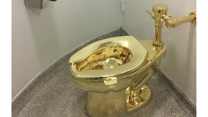 Incriminati in 4 per il furto del wc d'oro di Cattelan