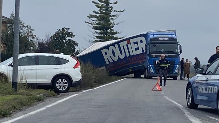 Rotatoria via Emilia-Madregolo: rimorchio nel fossato, il camion blocca la strada