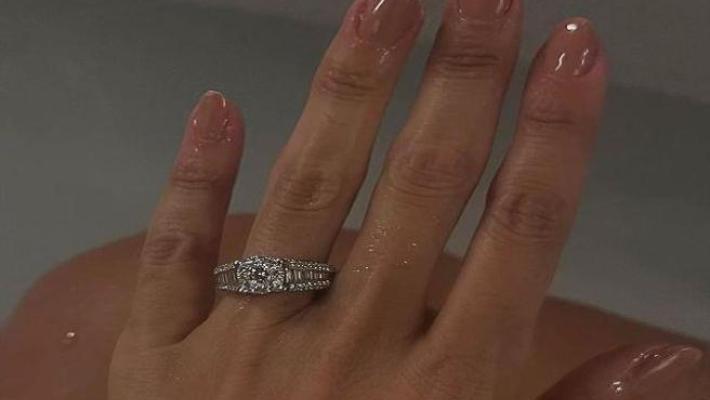 Belen pubblica un anello su Instagram: nozze in vista con Elio Lorenzoni?