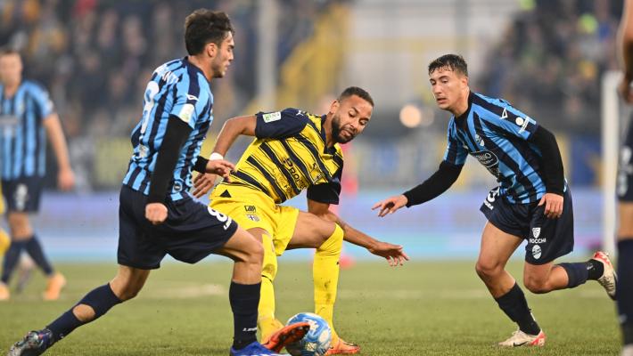 Lecco-Parma 3-1 al 60'.  Crociati in dieci, adesso è durissima. Dentro Colak, Charpentier e Camara