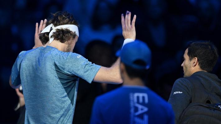 Atp Finals,  Tsitsipas  si ritira dopo un infortunio