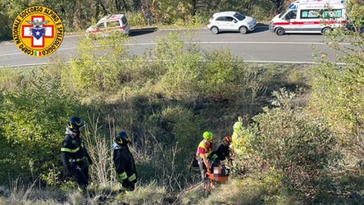 Ghiare di Berceto, auto finisce in un burrone: intervento dei soccorritori in corso