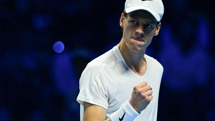Torino, Sinner da favola alle Atp Finals: piega Djokovic in tre set. Ora la semifinale &egrave; pi&ugrave; vicina